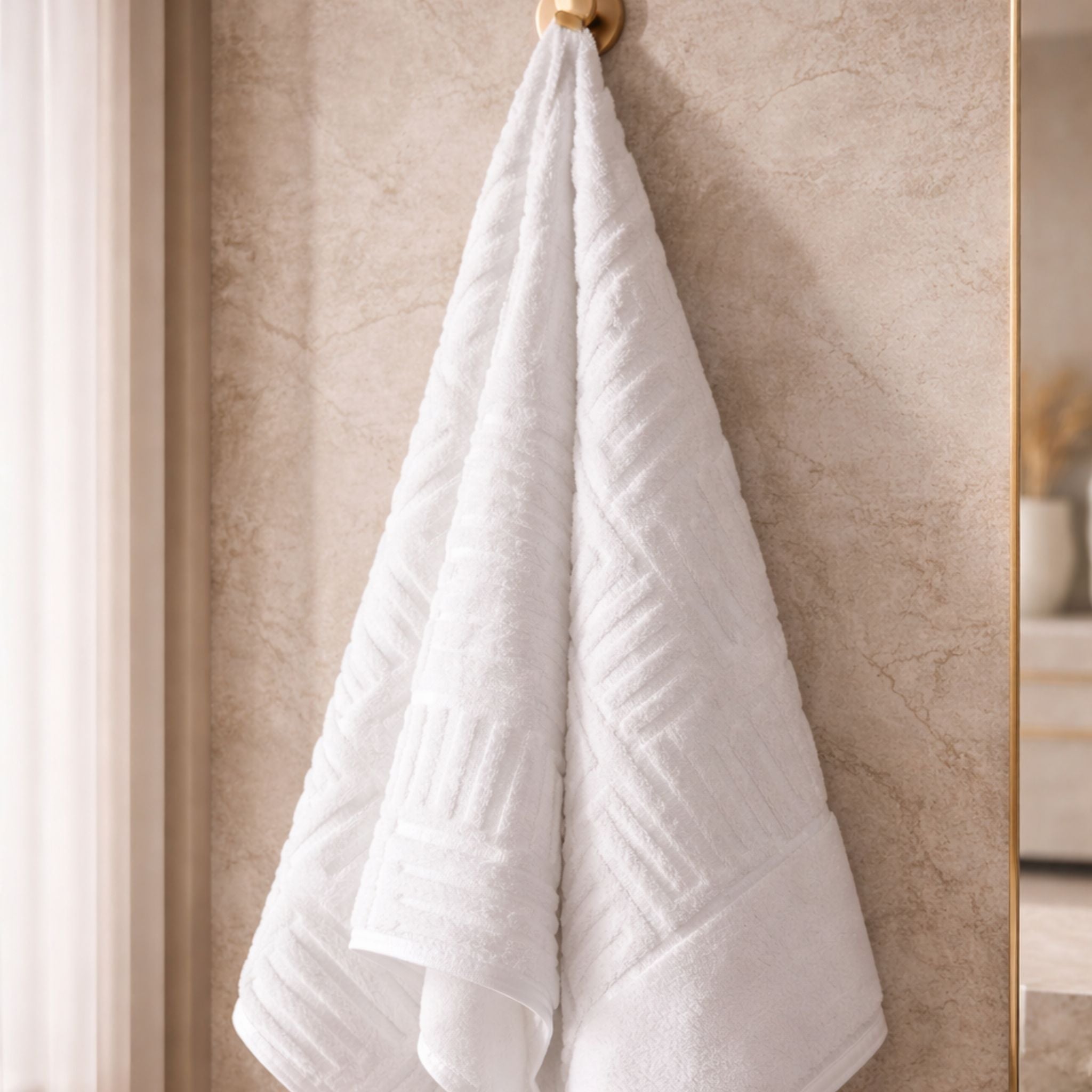toalha-banho-branca-luxo-algodao-premium-textura-geometrica-design-elegante-pendurada-gancho-dourado-banheiro-sofisticado-decoracao-minimalista-interior-premium-habitattio
