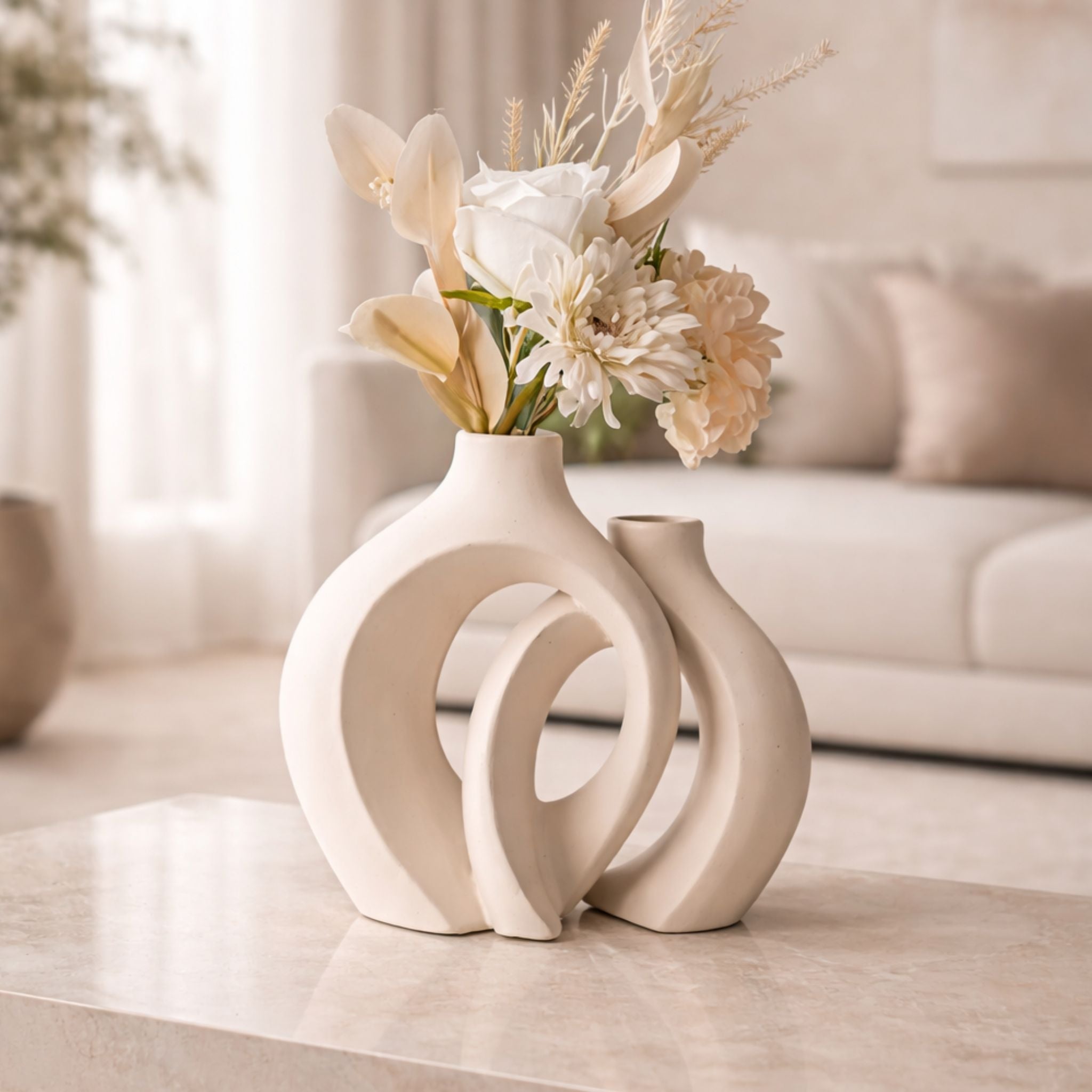 vaso-ceramico-design-moderno-luxo-decoracao-premium-forma-escultural-minimalista-arranjo-floral-tonalidade-neutra-sala-estar-mesa-centro-interior-sofisticado-casa-elegante-habitattio-decoracao-contemporanea
