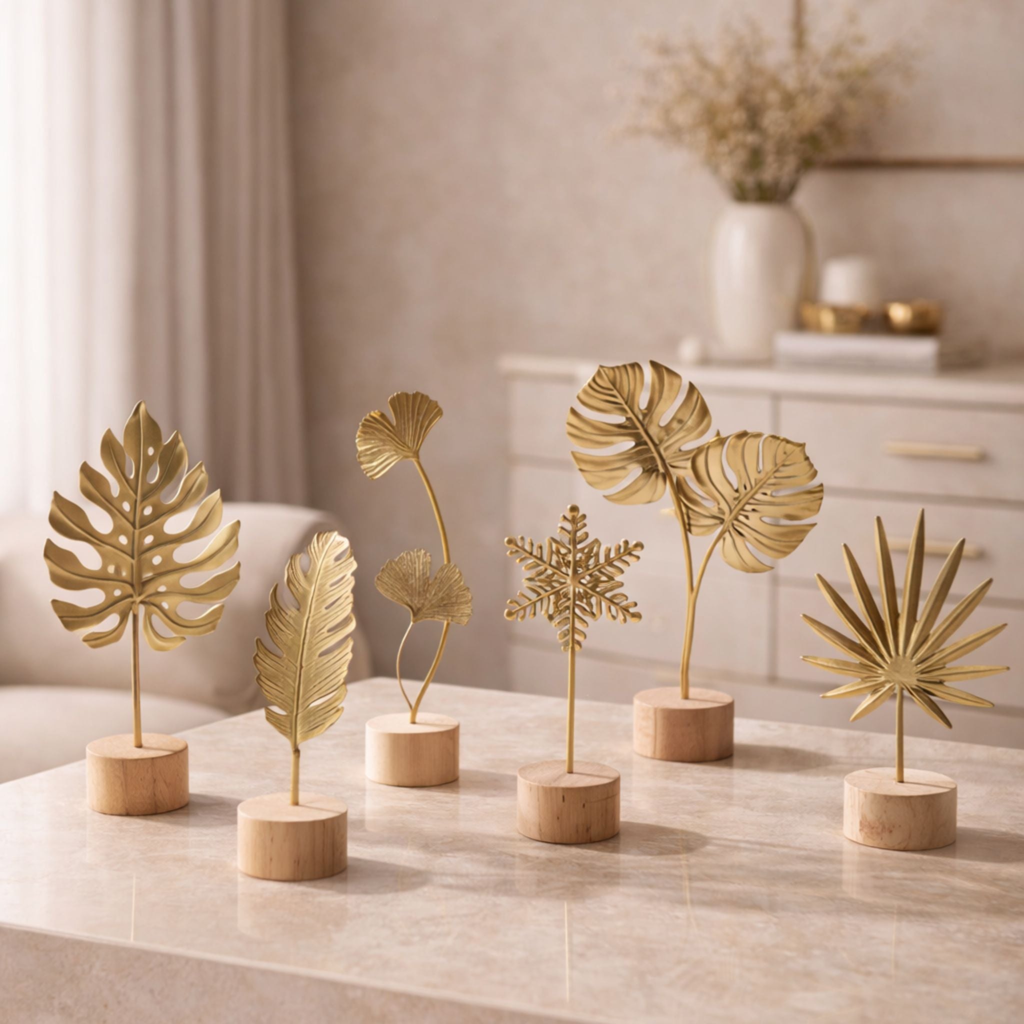 decoracao-botanica-dourada-luxo-design-premium-esculturas-folhas-metalicas-base-madeira-decoracao-moderna-minimalista-sala-estar-mesa-centro-sofisticada-ornamentos-naturais-habitattio-casa-elegante-interior-design
