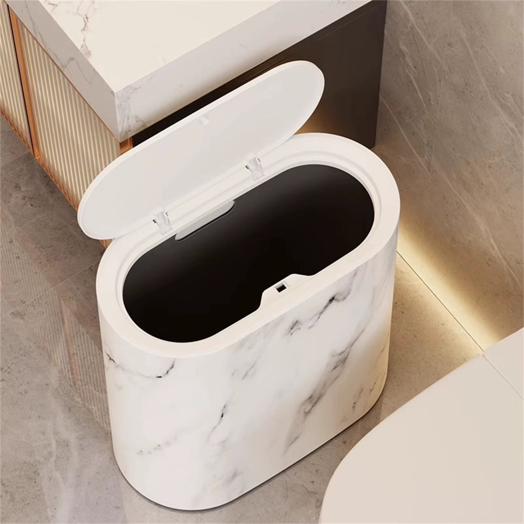 lixeiras-automaticas-luxo-banheiro-design-premium-marble-branco-preto-toque-sensor-sem-contato-decoracao-moderna-minimalista-habitattio-interior-sofisticado-casa-inteligente-bathroom-luxury-trash-bin-marble-design
