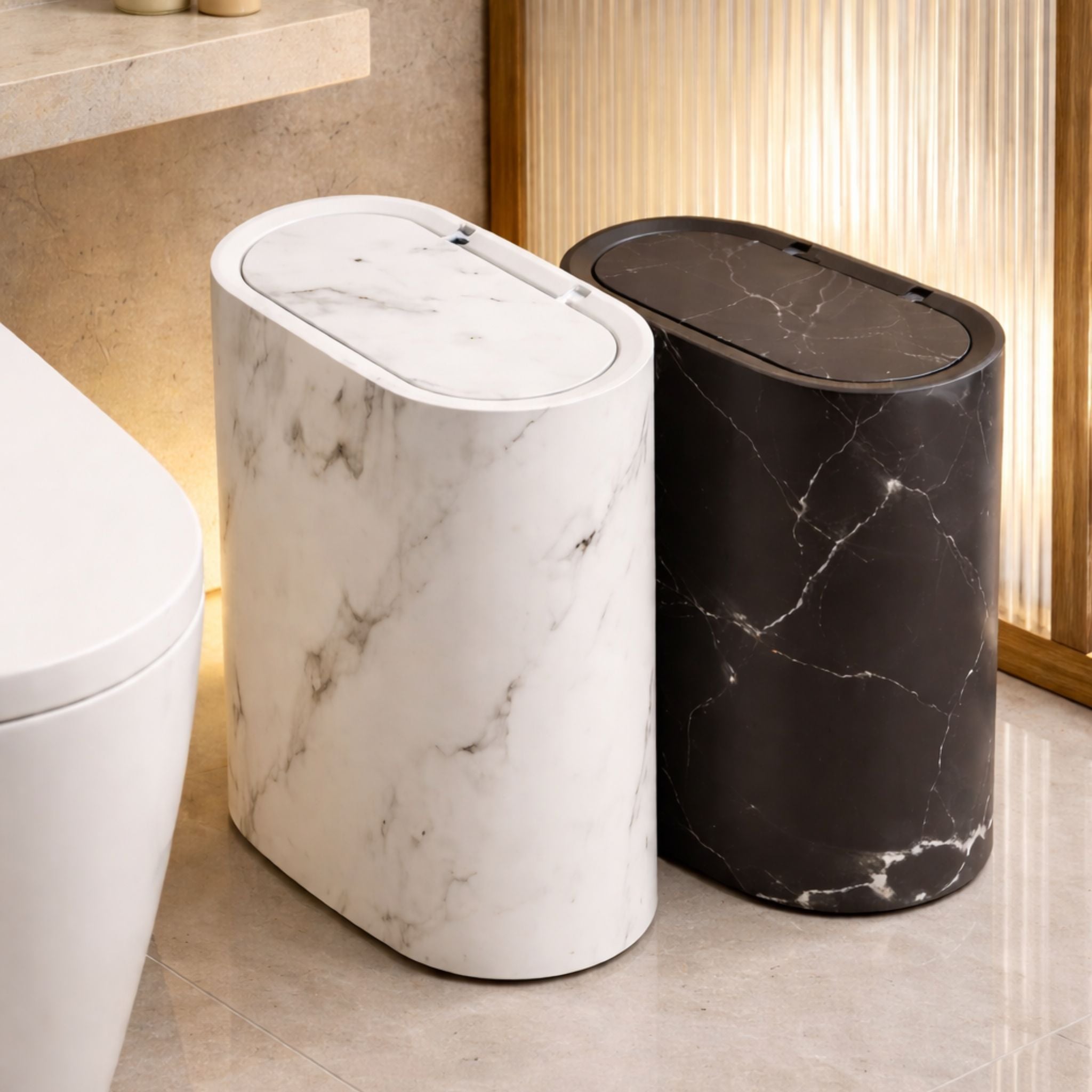 lixeiras-automaticas-luxo-banheiro-design-premium-marble-branco-preto-toque-sensor-sem-contato-decoracao-moderna-minimalista-habitattio-interior-sofisticado-casa-inteligente-bathroom-luxury-trash-bin-marble-design
