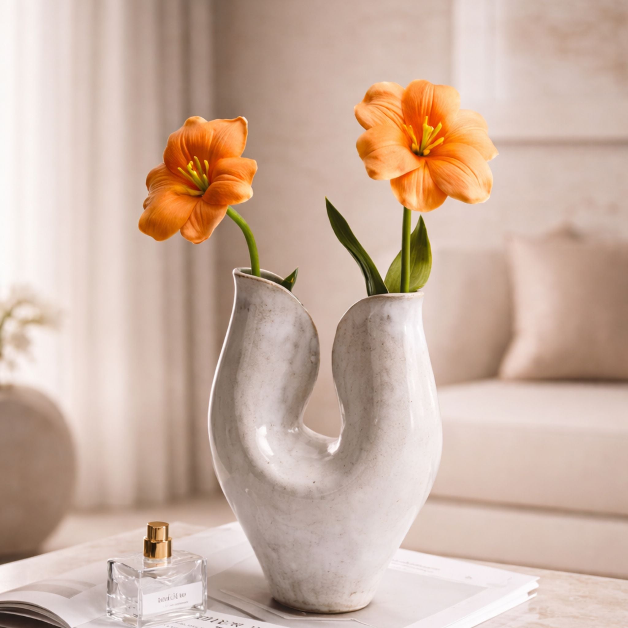 vaso-ceramico-escultural-luxo-design-premium-forma-organica-minimalista-flores-laranja-decoracao-sofisticada-mesa-centro-sala-estar-interior-contemporaneo-casa-elegante-habitattio
