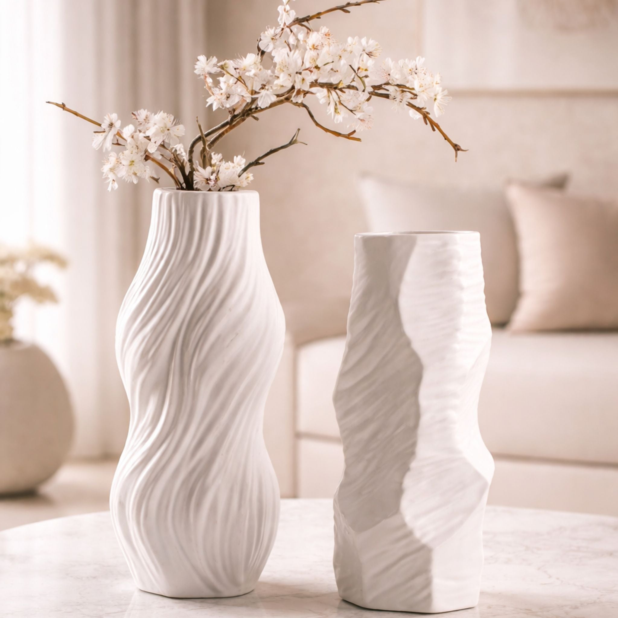 vasos-ceramicos-brancos-design-escultural-luxo-decoracao-premium-textura-organica-minimalista-arranjo-floral-delicado-mesa-centro-sala-estar-interior-sofisticado-casa-elegante-habitattio
