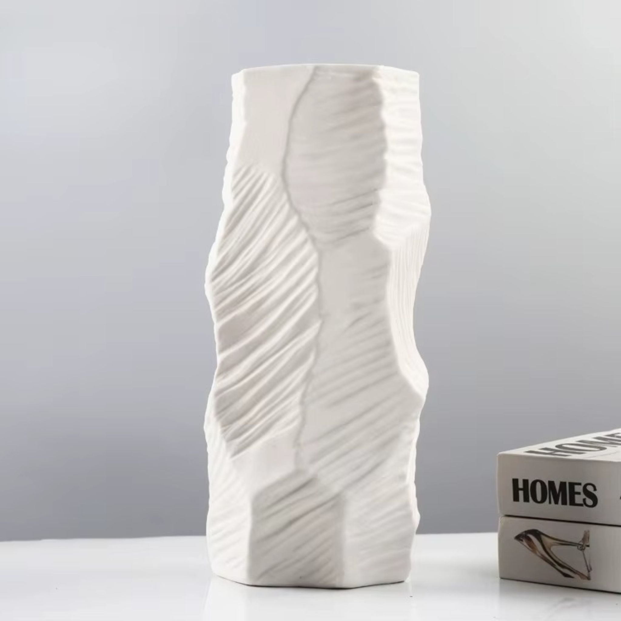vaso-ceramico-branco-textura-escultural-design-minimalista-luxo-decoracao-premium-forma-organica-contemporanea-sala-estar-mesa-aparador-interior-sofisticado-casa-elegante-habitattio
