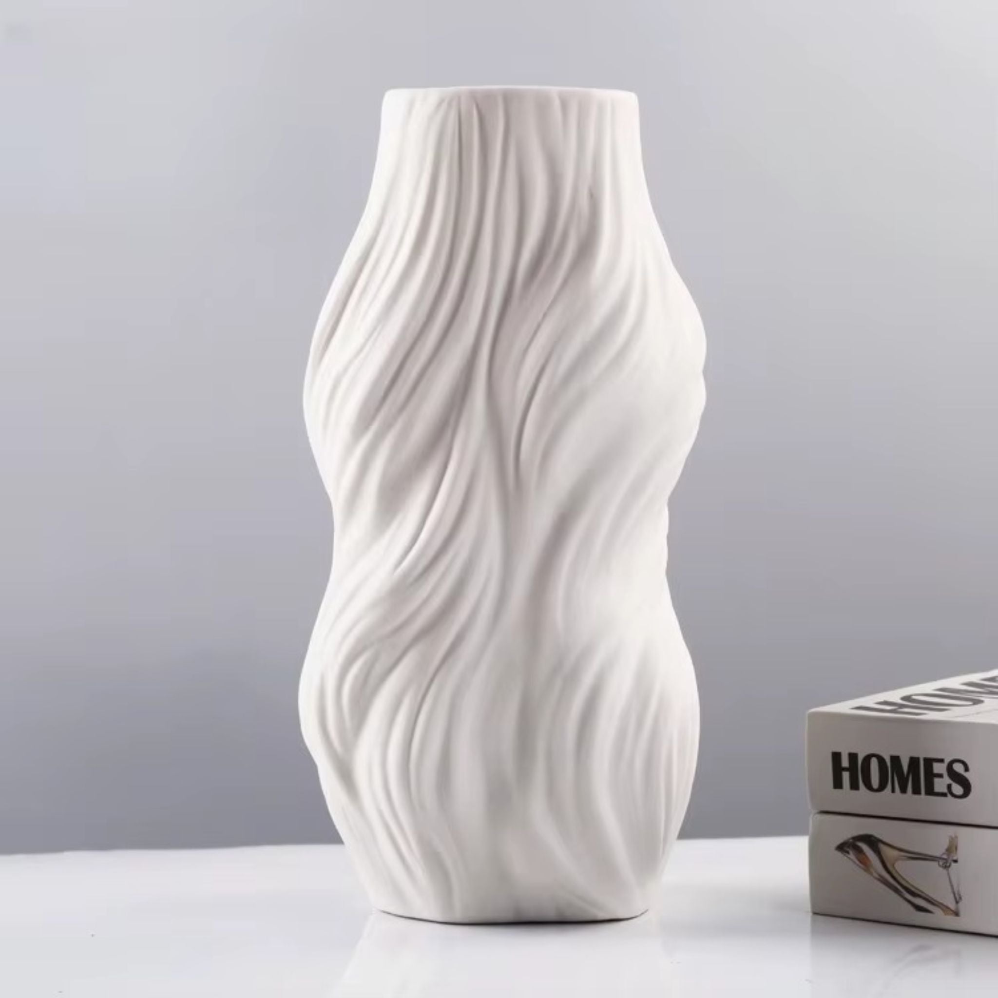vaso-ceramico-branco-textura-escultural-design-minimalista-luxo-decoracao-premium-forma-organica-contemporanea-sala-estar-mesa-aparador-interior-sofisticado-casa-elegante-habitattio
